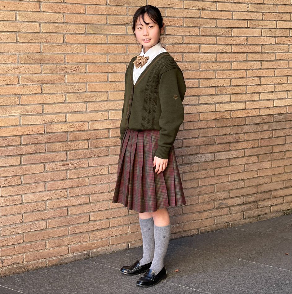 洗足学園中学高等学校のWinter Style 冬服・オプションスカート・オプションセーター着用の画像